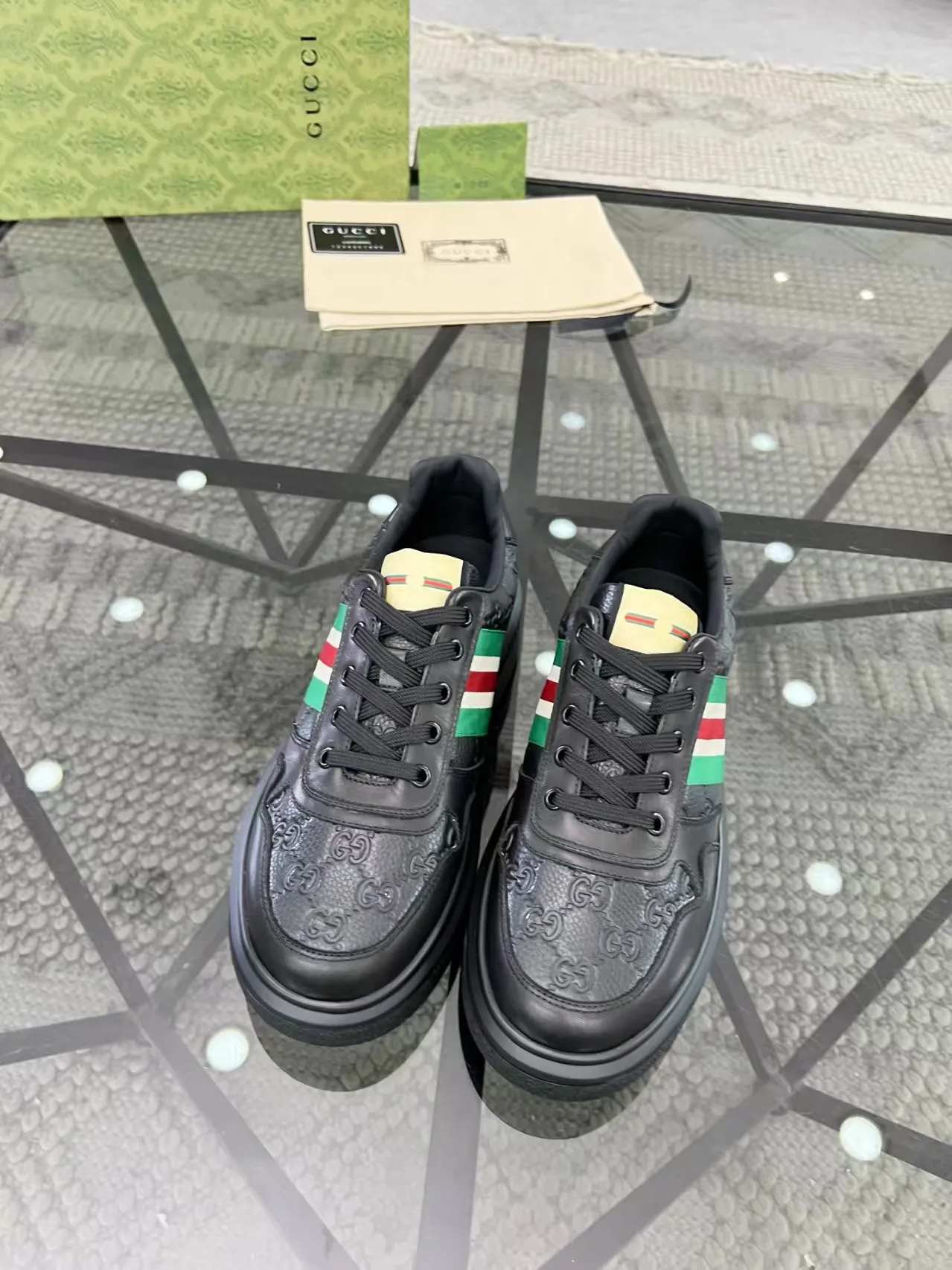 Factory price: 460💰Gucci’s new men’s shoes GUCCI] latest shoes shipped. Original quality, fashionable, made of special materials, sheepskin lining, brand new packaging. The foot feels super comfortable and the workmanship is impeccable. Size: 38-44, customized 45